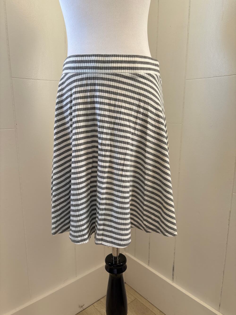 Love Fire Grey Striped Pull On Skirt, Size M